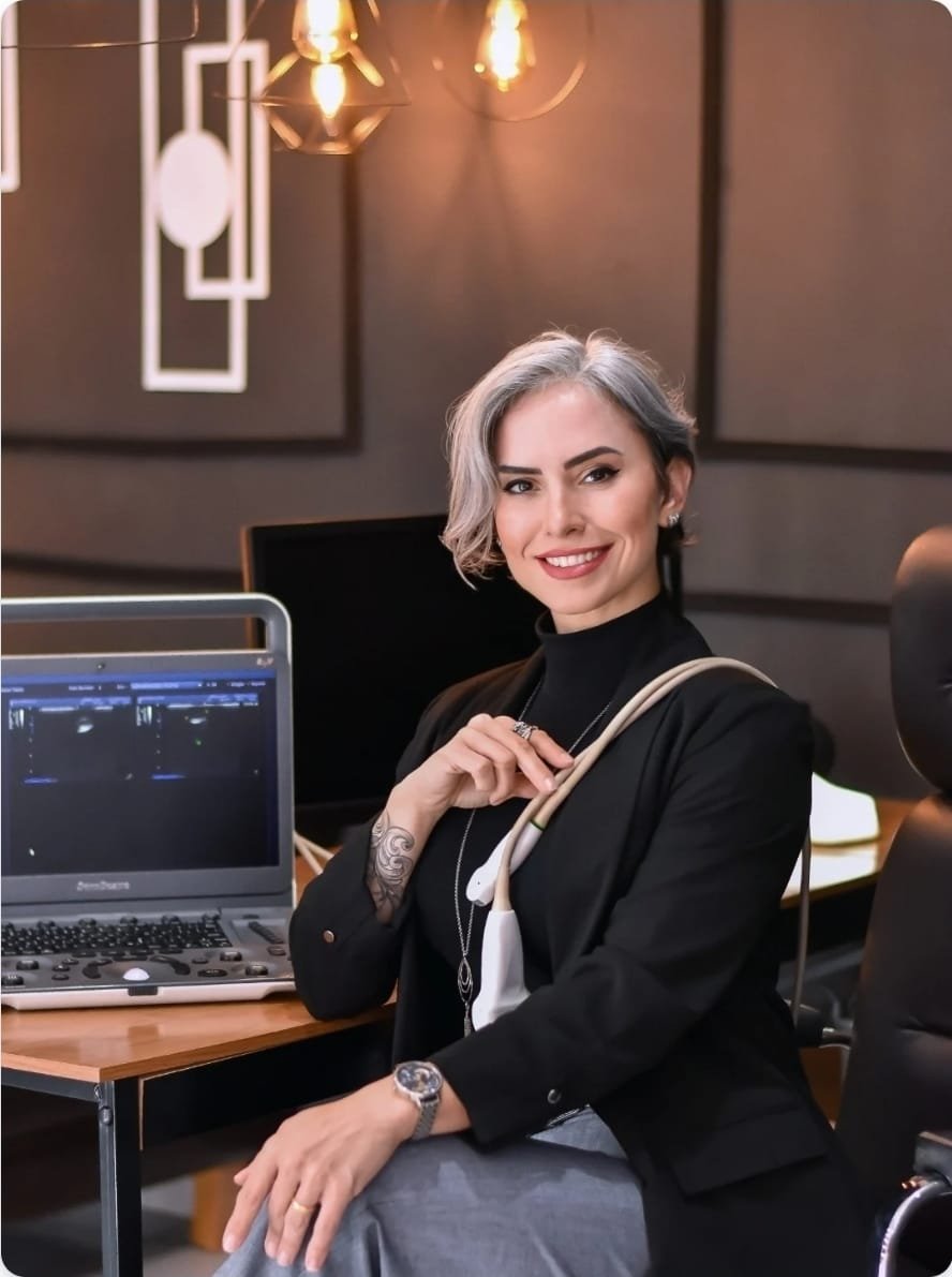 Dra. Juliana Pulz em consultório com aparelho de ultrassom veterinário